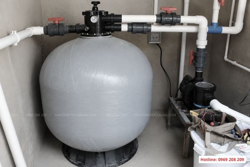Phòng máy bể bơi gia đình với bình, bơm lọc