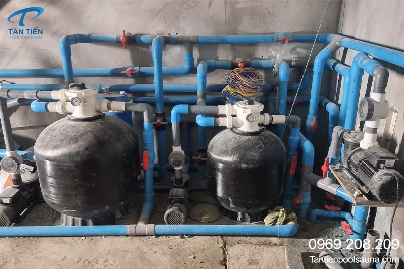 Bình lọc Minder trong phòng máy bể bơi