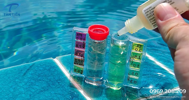 nhỏ dung dịch vào mẫu nước bể bơi cần test