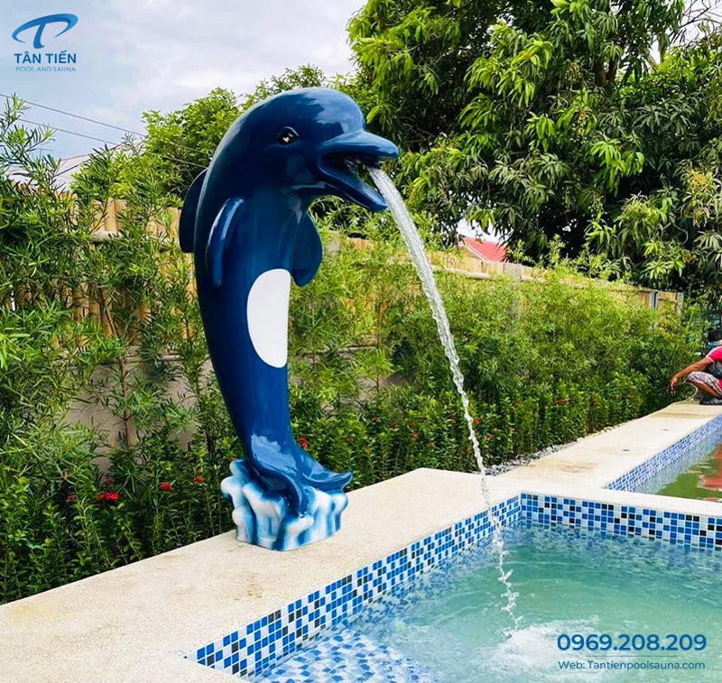 Ảnh cá heo phun nước được lắp đặt ở đầu bể bơi