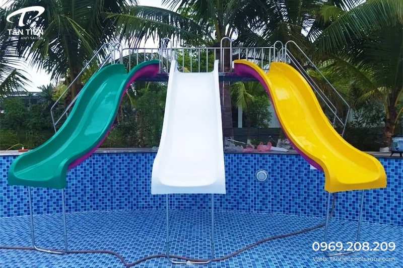 Cá heo và đồ chơi công viên nước luôn sẵn hàng để phục vụ