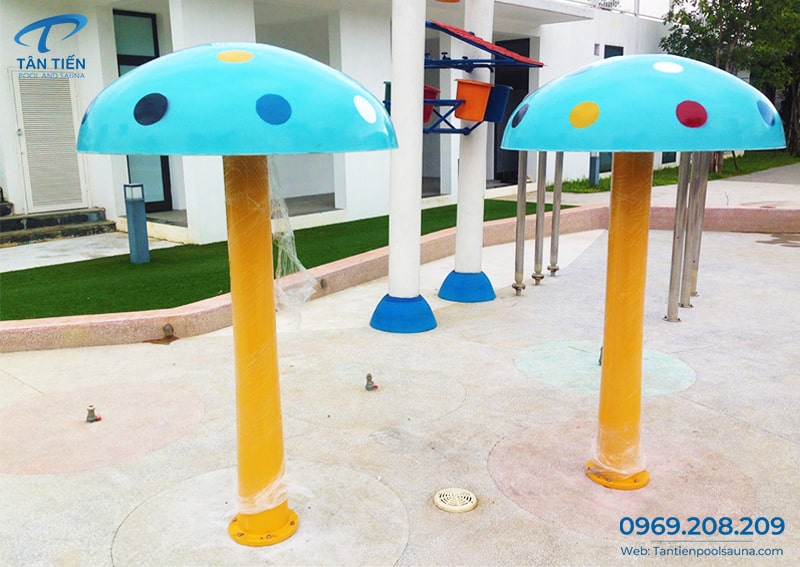 Lắp đặt 2 cây nấm phun nước trong bể vầy trẻ em