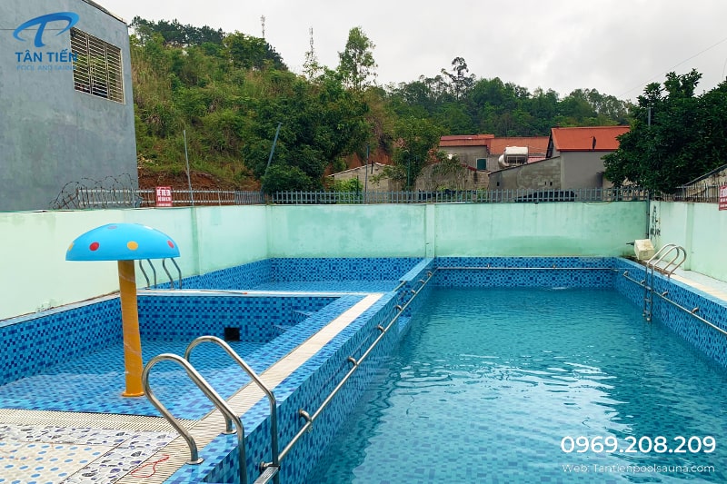 Một cây nấm phun nước được lắp đặt trong bể bơi gia đình