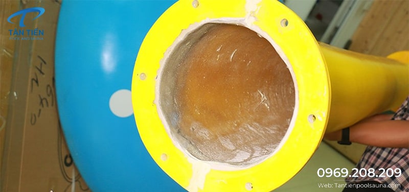 Cận cảnh thân nấm phun nước bể bơi composite