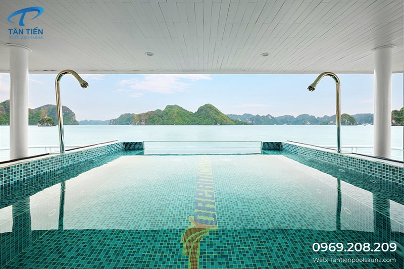 Cây phun massage trên tàu du lịch tại Hạ Long
