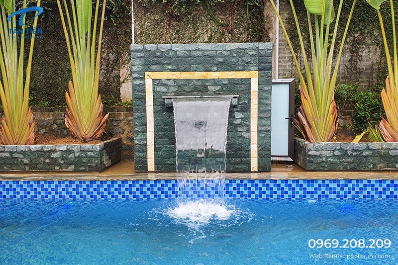 Thác nước xả tràn trong công trình bể bơi