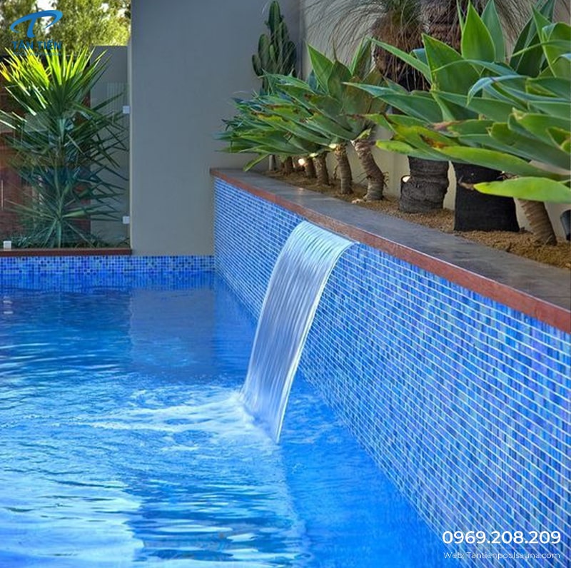 Thác nước xả tràn bể bơi