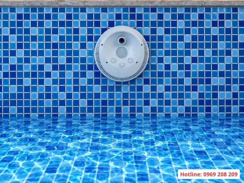 Đầu bơi ngược dòng Emaux gắn vào thành bể