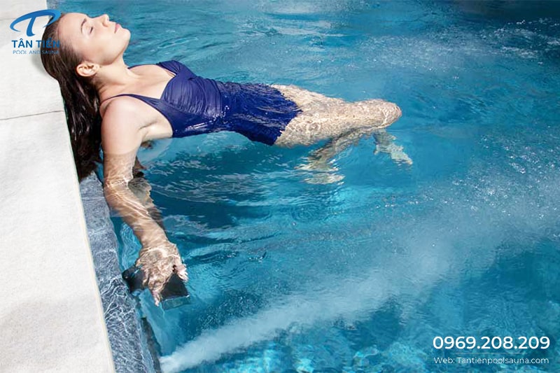 Thư giãn trong bể bơi có lắp đặt jet massage