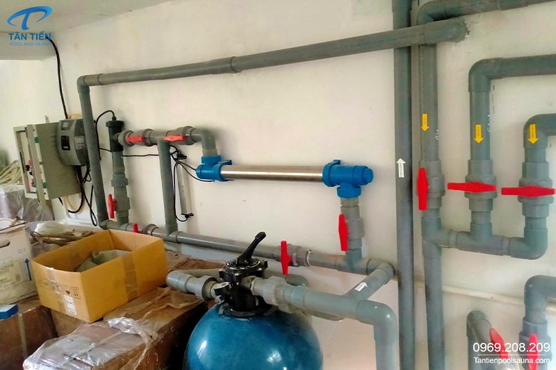 Đèn UV được lắp đặt trong phòng máy bể bơi