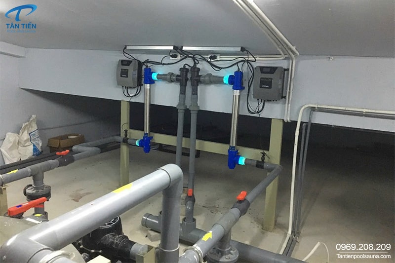 2 đèn bể bơi UV trong phòng máy vận hành bể bơi