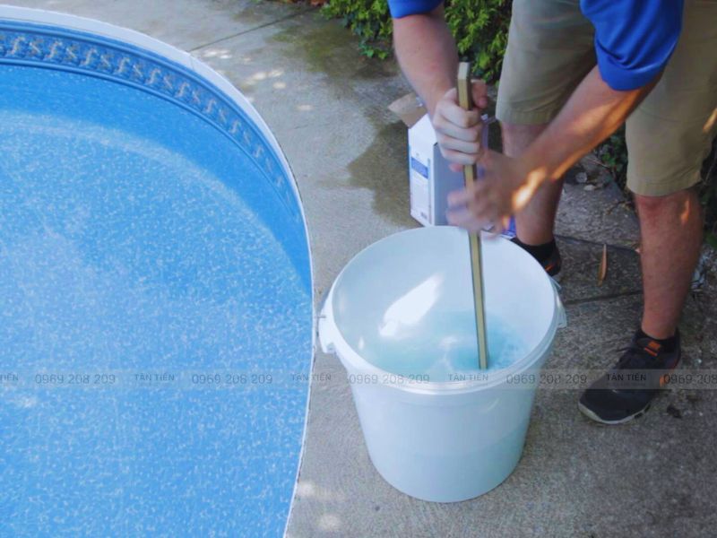 Pha hóa chất xử lý nước bể bơi 