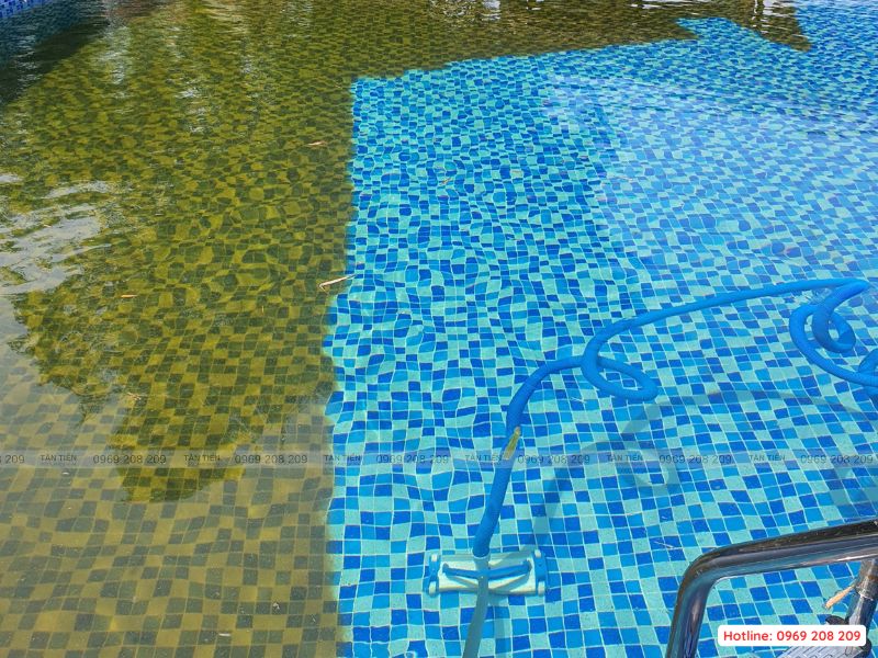 Hút vệ sinh đáy bể bơi - Tân Tiến Pool Sauna