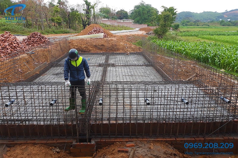 Ống xuyên thành đan trong khung sắt bể bơi