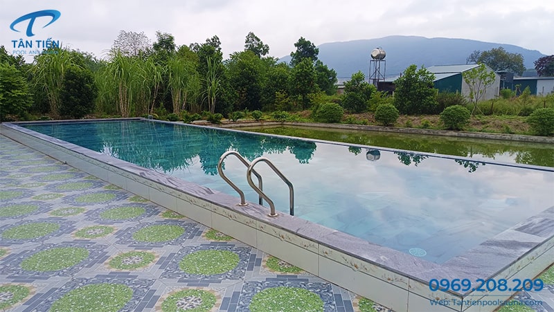 Thang bể bơi inox lắp đặt thành bể