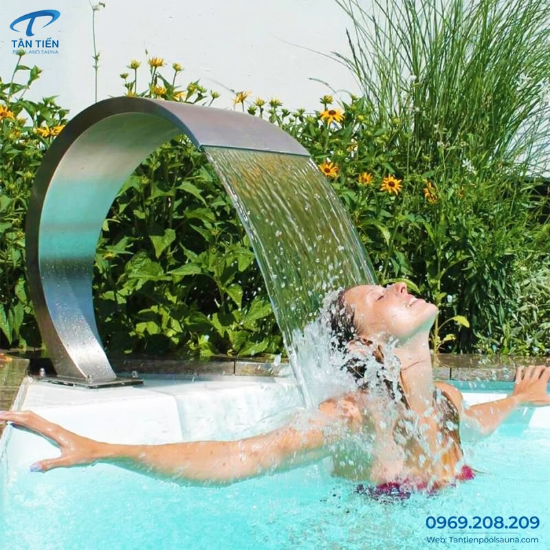Người bơi thư giãn dưới cây phun massage