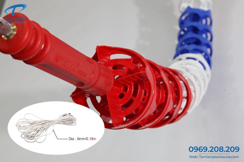 Phao phân làn được đính kết bởi cáp chắc chắn