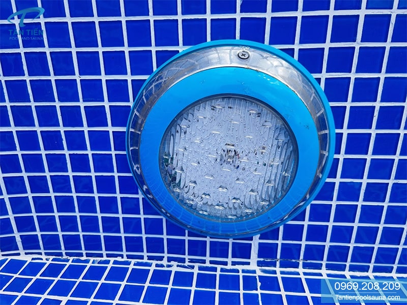 Ảnh đèn led bể bơi viền xanh
