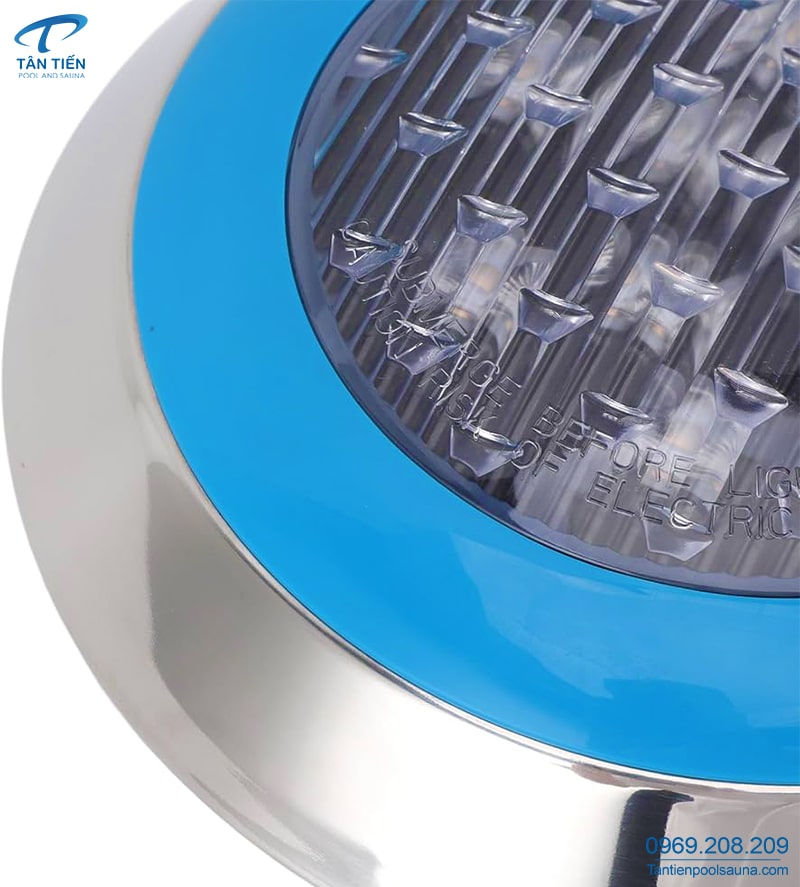 Cận cảnh đèn led bể bơi