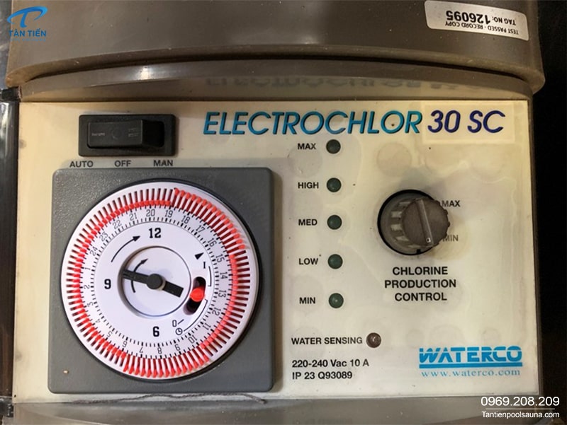 Bảng điều khiển của bộ phân muối Waterco