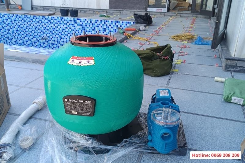 Combo bơm lọc China được đưatj vững chãi trong chân đế ABS
