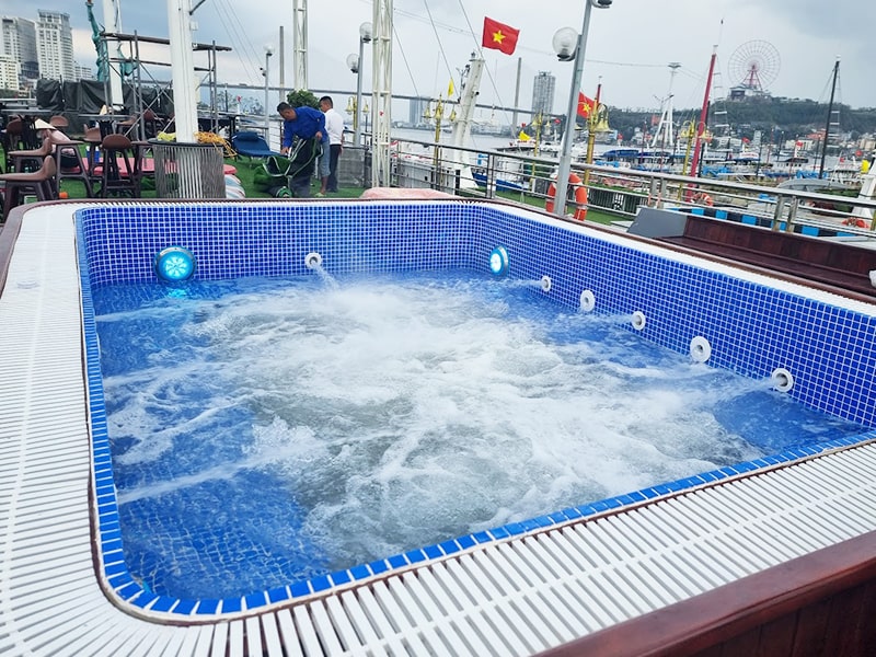 Thi công một bể sục tại Hạ Long