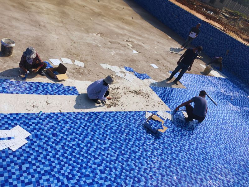 Ốp lát gạch mosaic bể bơi