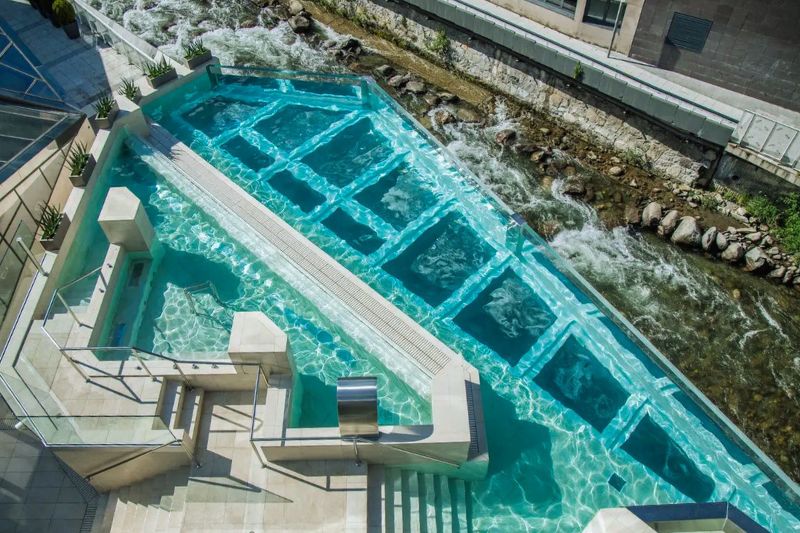 Bể bơi lắp đặt tấm acyrlic trong suốt - Tân Tiến Pool