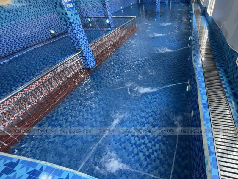 Hệ thống đèn chiếu sáng và sục của bể bơi