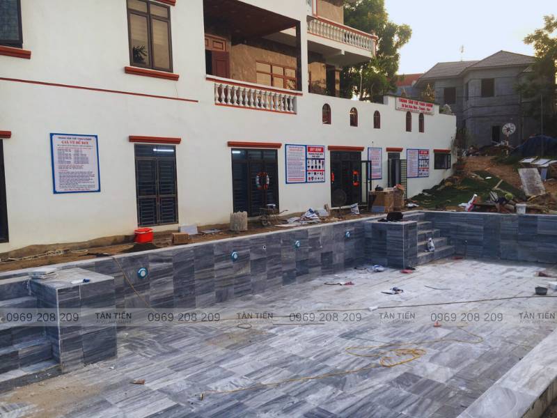 Ốp vật liệu chống thấm và đấu lắp thiết bị bể bơi trong lòng bể