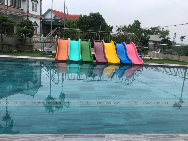 Lắp đặt cầu trượt và đồ chơi công viên nước