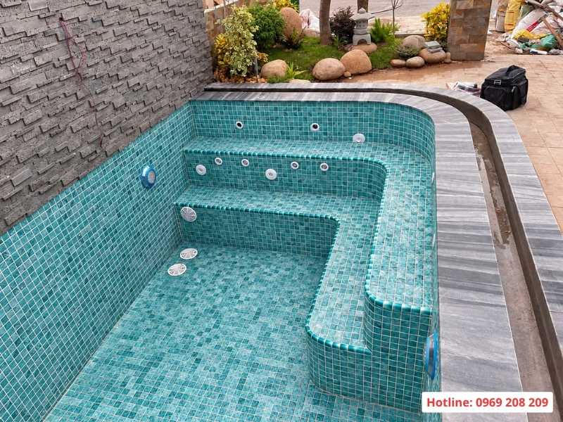 Bê bơi ốp lát với gạch gốm mosaic