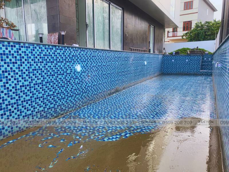 Xử lý vệ sinh toàn bộ phạm vi bể bơi