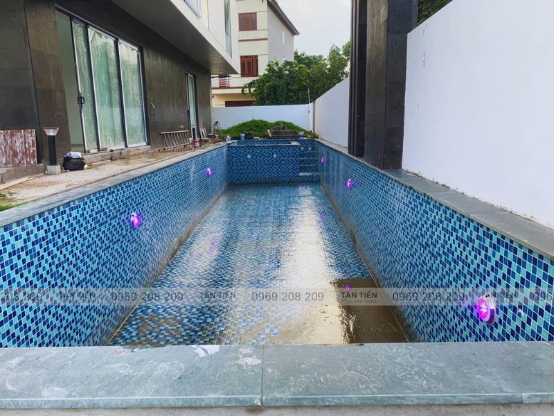 Đấu lắp thiết bị trong lòng bể bơi: Đèn chiếu sáng, thác nước
