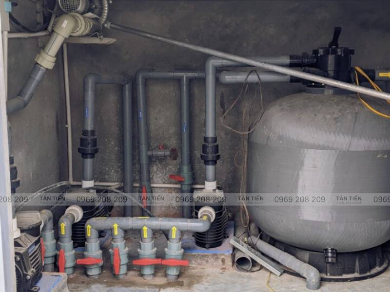 Lắp đặt thiết bị bể bơi trong phòng kỹ thuật vận hành