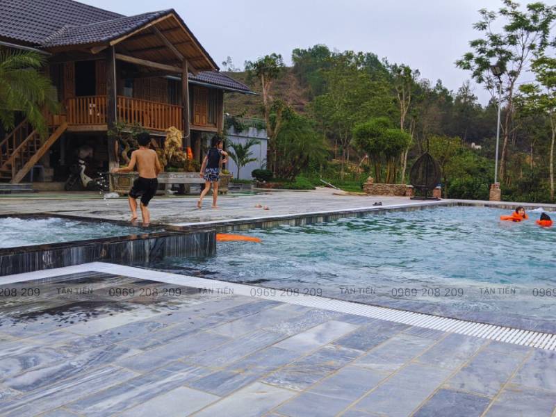 Các thành viên nhí thỏa súc nô đùa bên bể bơi