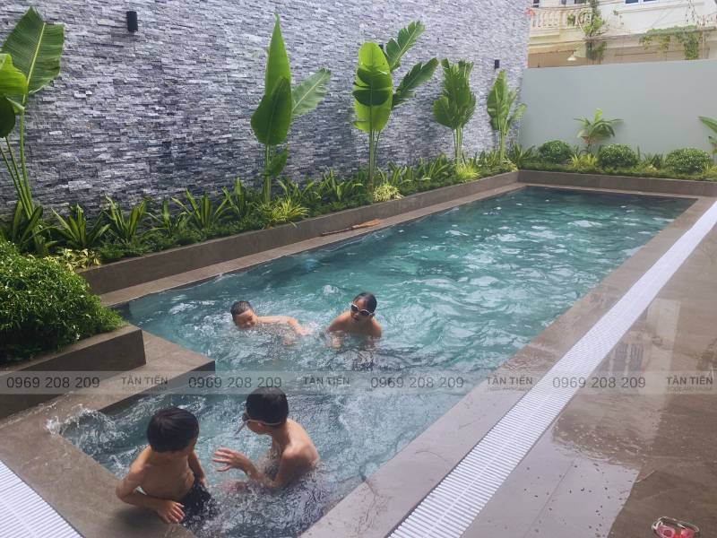 Các thành viên nhí thỏa sức bơi lội