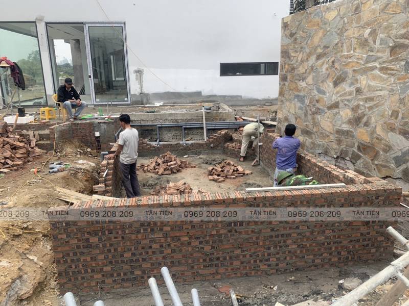 Bể bơi trong quá trình thi công, định hình
