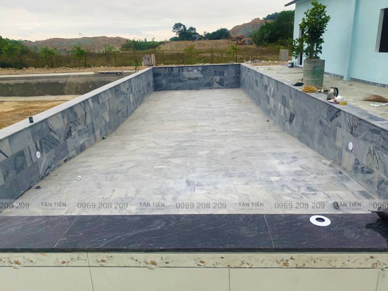 Chống thấm và ốp đá sọc dưa toàn bộ đáy và thành bể bơi