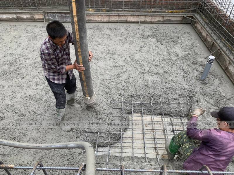 Đổ bê tông thành và đáy bể bơi