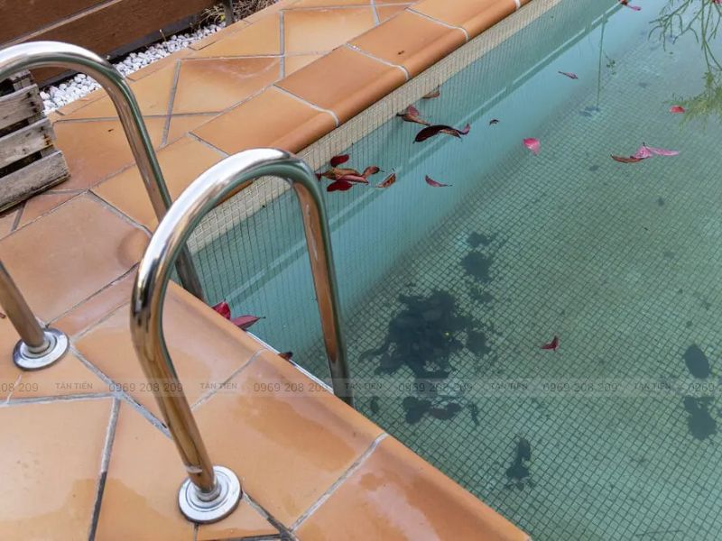 Xử lý nước bể bơi tiêu chuẩn - Tân Tiến Pool 