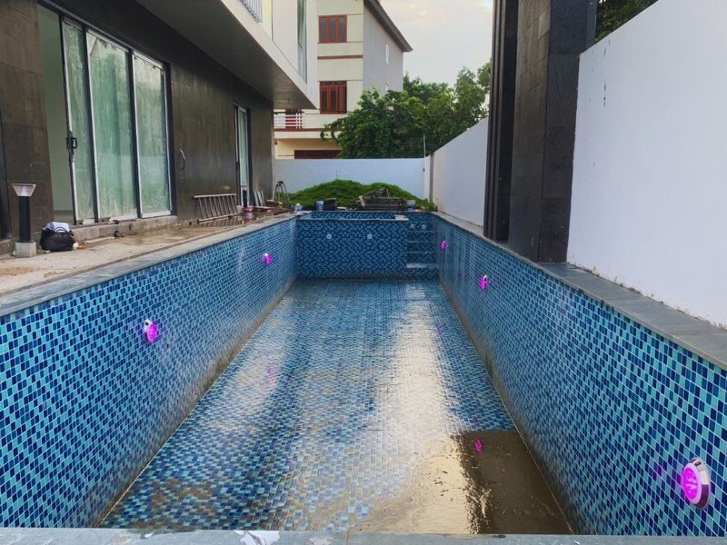Đấu lắp thiết bị trong lòng bể bơi như đèn, thác phun nước, cây nấm...