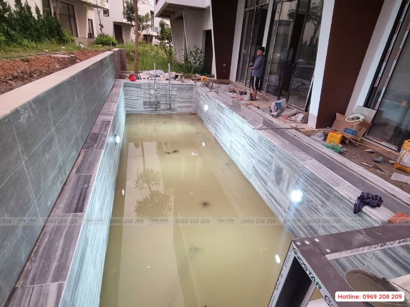 Lắp đèn chiếu sáng, thang và tiện ích trong lòng bể