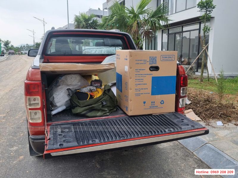 Vận chuyển thiết bị bể bơi tới hiện trường thi công