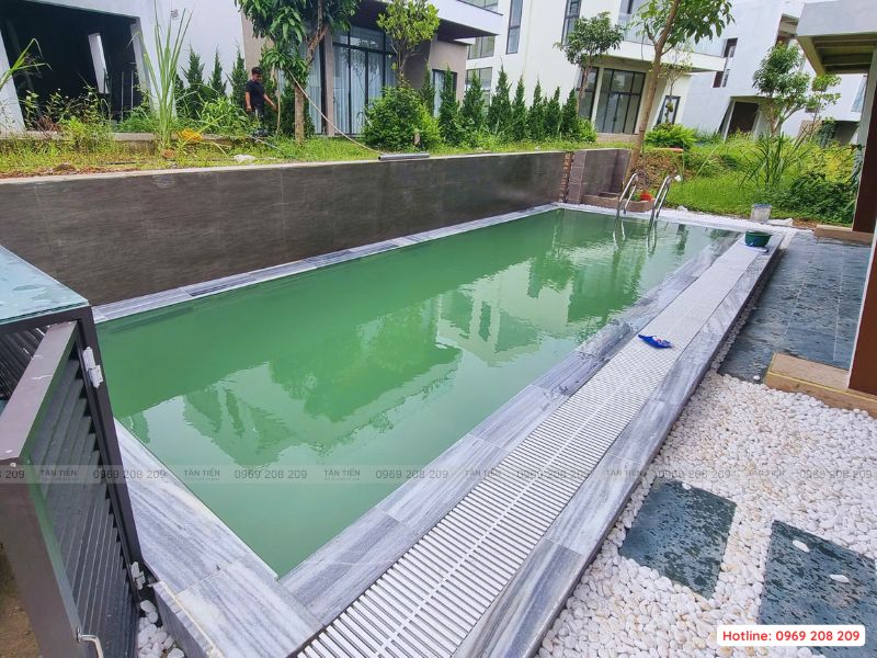 Cấp nước và tiến hành rải hóa chất bể bơi