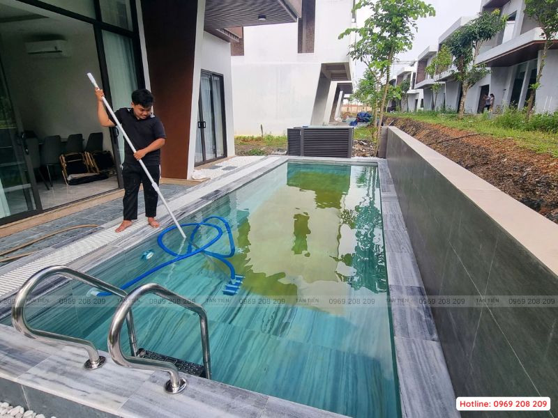 Hút vệ sinh đáy bể bơi 