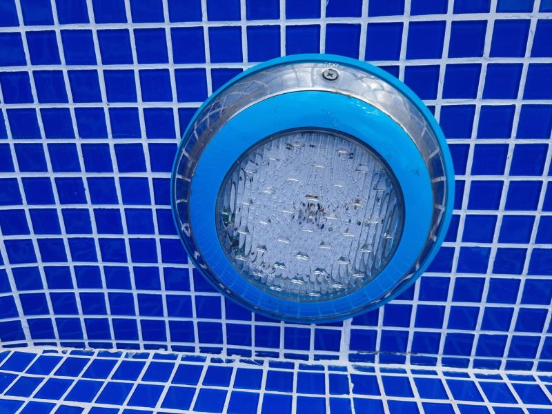 Lắp đặt hệ thống đèn chiếu sáng cho bể bơi
