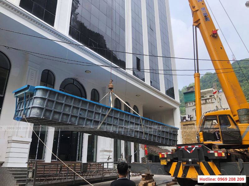 Công nghệ thi công bể bơi composite đúc sẵn hiện đại - Báo giá thi công trọn gói Cẩu bể bơi nhựa composite lên tầng thượng khách sạn