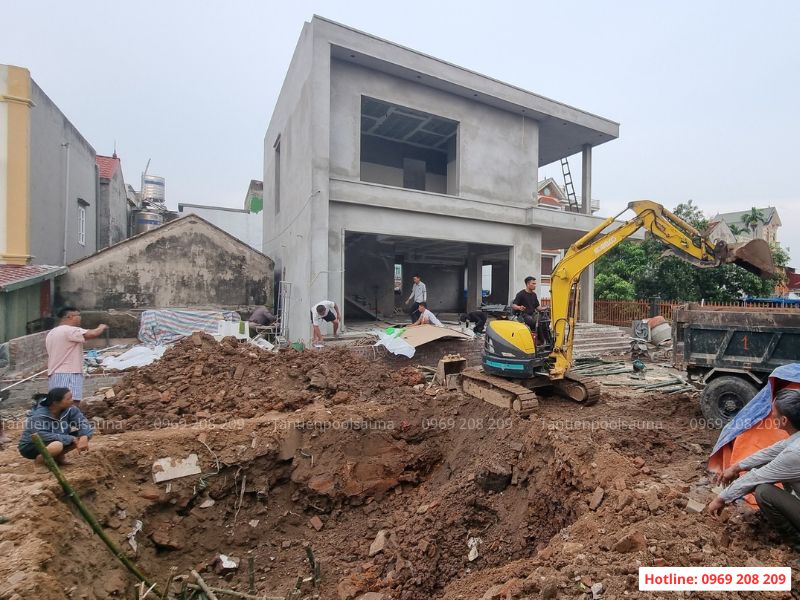 Hoàn thiện thi công bể bơi gia đình anh Sơn tại Bắc Giang Đào hố định hình bể bơi