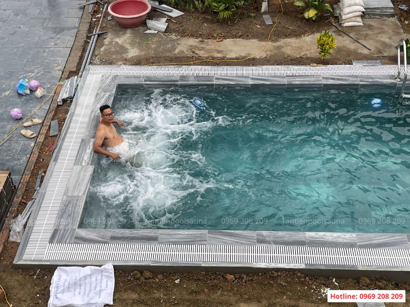 Hoàn thiện thi công bể bơi gia đình anh Sơn tại Bắc Giang Chủ đầu tư trực tiếp xuống bể bơi trải nghiệm, thư giãn